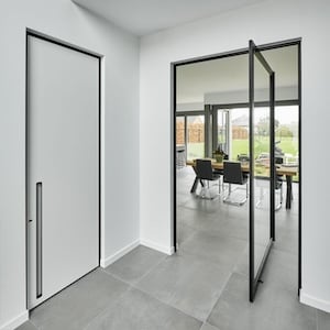 aluminium taatsdeur met glas en scharnierdeur